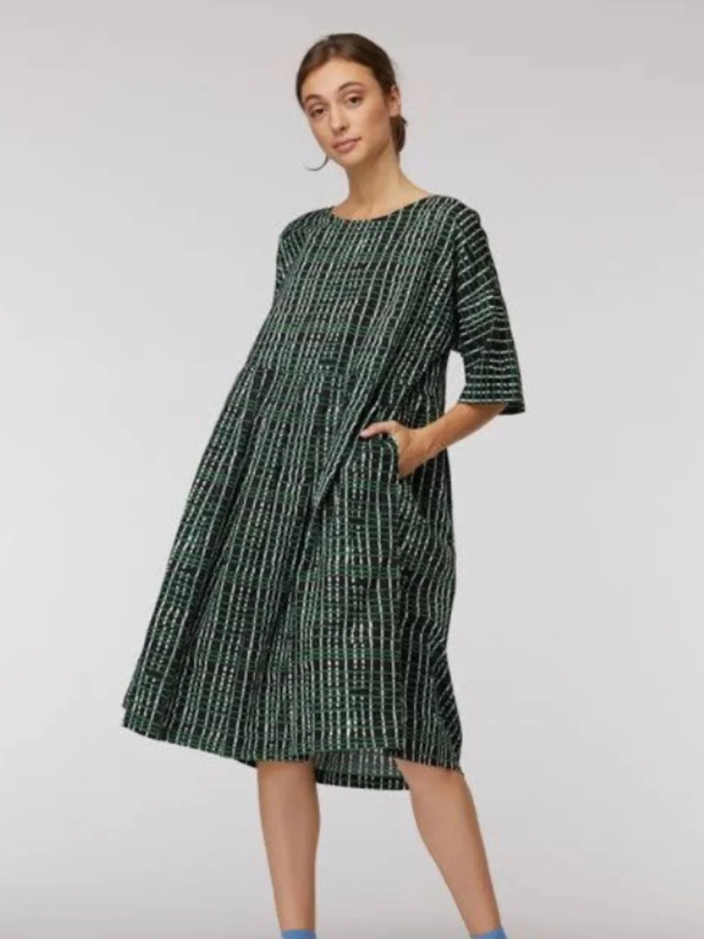 long sleeve cut out halterneck midi dress in beige Cut-Out Xscape Womens Bodycon Dress import_wildnora_250929 Structured sleek Size:US 26